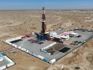 CNPC Western Drilling Team 90008 drilling rig at 8882 m deepest onshore well in Tarim Basin Xinjiang China — Jingtao Energy power catwalk deployed on this rig for automated pipe handling