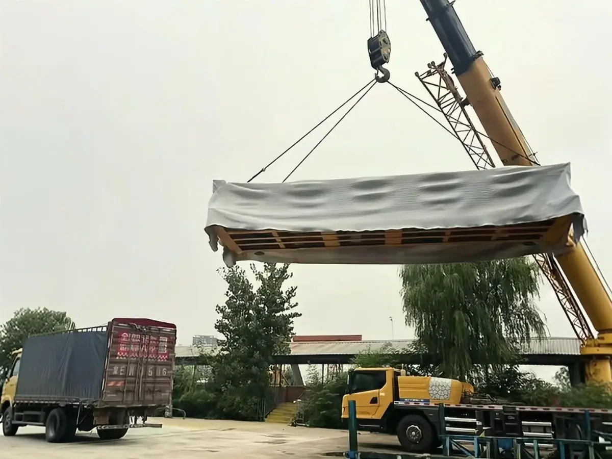 Jingtao Energy Power Catwalk being loaded for international shipment — truck-mounted pipe handling system prepared for Peru-bound EPC drilling project