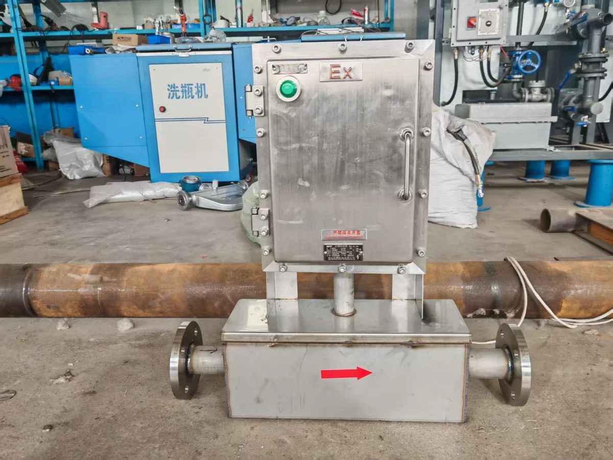 Electromagnetic wax prevention unit on wellhead flowline — 650 W explosion-proof enclosure, 60–80 mT fully-sweeping magnetic field, zero chemicals, 24/7 operation — 800+ wells deployed — Jingtao Energy flow assurance